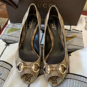 Gucci Guccissimo peep toe shoes